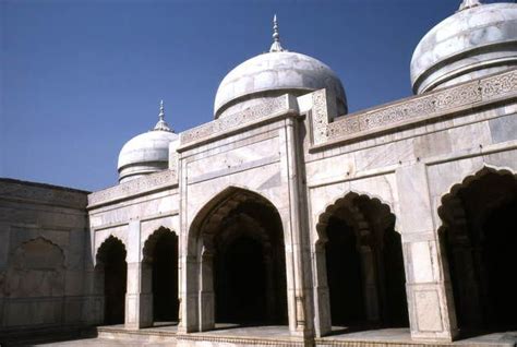 De Quaidi-Azam Mughal Moti Masjid van Lahore: Een Ode aan Architectuur en Imperiale Pracht