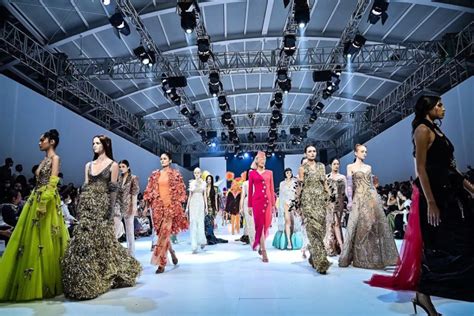 Jakarta Fashion Week: Een feestelijke uitbarsting van creatieve Indische talenten en een schokkend statement tegen mode-uitbuiting.